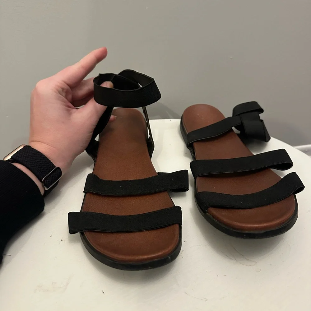 Universal thread Black and Brown Strappy Sandals. Women’s 11